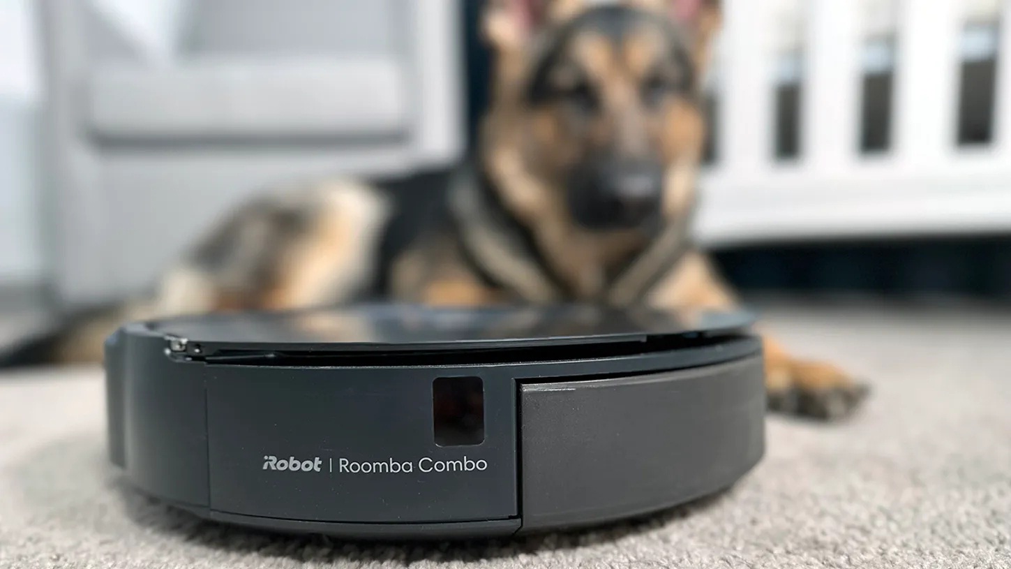 झाड़ू लगाने और पोछा लगाने में आलसी? iRobot Roomba Combo j7+ की मदद लें